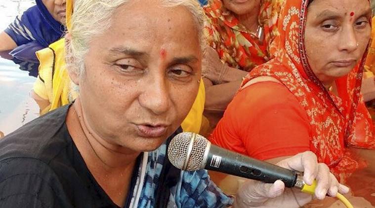 ಸರ್ದಾರ್ ಸರೋವರ್ ಅಣೆಕಟ್ಟು ವಿರುದ್ಧ ನೀರಲ್ಲಿ ಬರಿಗಾಲಲ್ಲಿ  ನಿಂತು ಪ್ರತಿಭಟನೆ