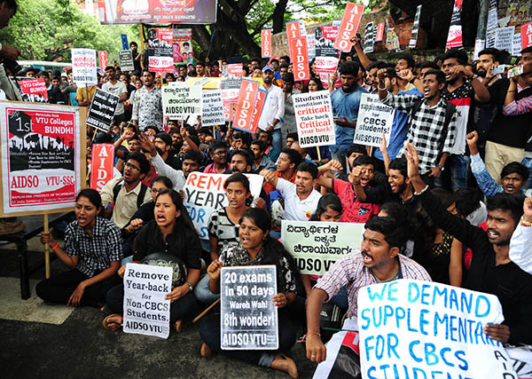 ವಿಟಿಯು ವಿರುದ್ಧ ತರಗತಿ ಬಹಿಷ್ಕರಿಸಿ ಬೀದಿಗಿಳಿದ ವಿದ್ಯಾರ್ಥಿಗಳು
