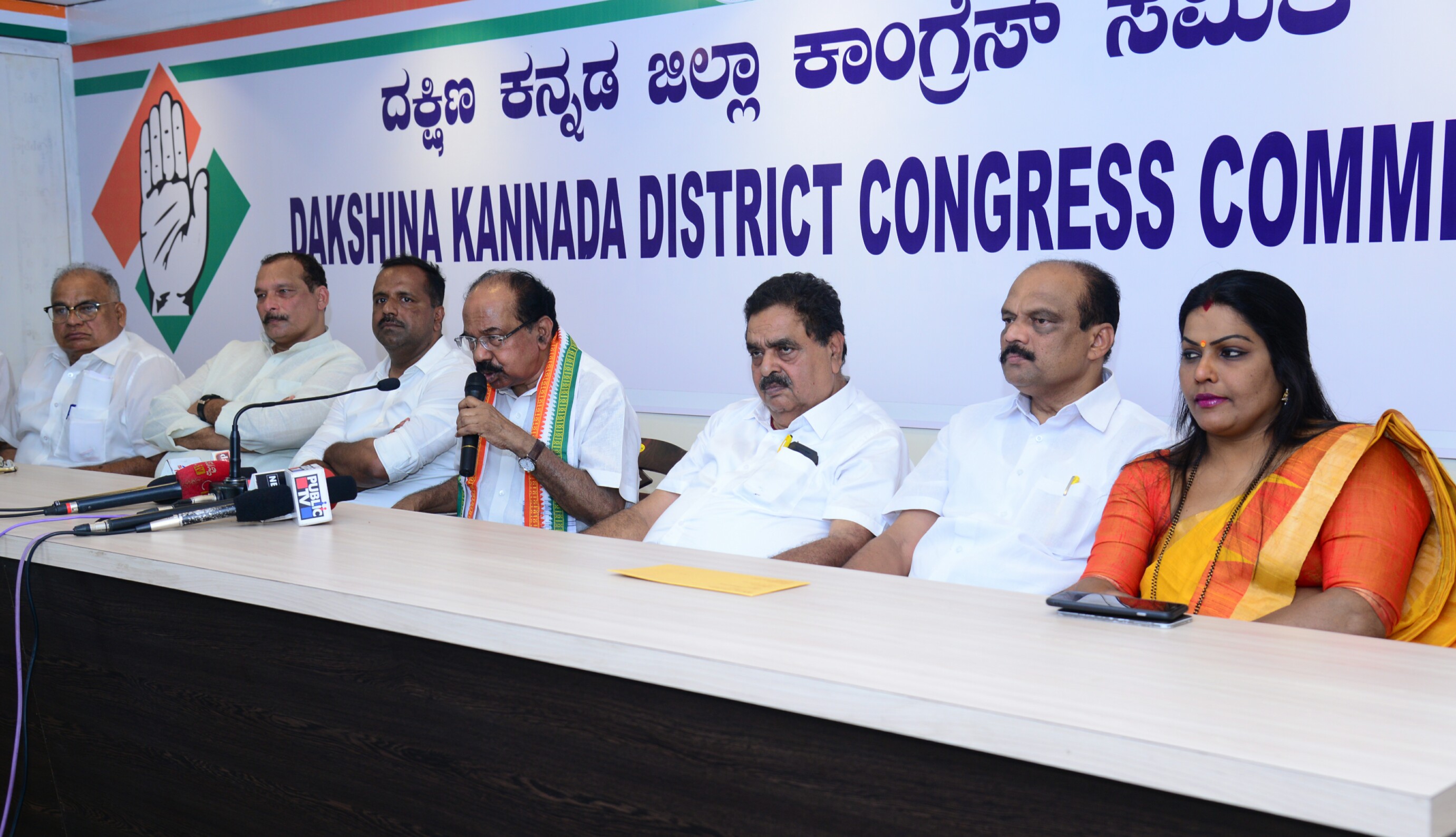 ದೇಶದ ಆರ್ಥಿಕ ವ್ಯವಸ್ಥೆಯ ಮೇಲೆ ಸರ್ಜಿಲ್ ದಾಳಿಯಾಗಿದೆ: ಎಂ.ವೀರಪ್ಪ ಮೊಯ್ಲಿ