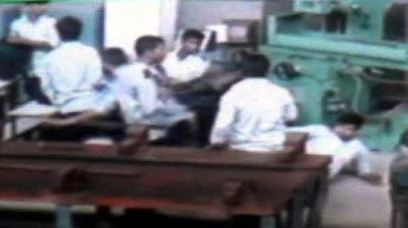 ತರಗತಿಯೊಳಗೆ ಸಹಪಾಠಿಗೆ ಗುಂಡಿಕ್ಕಿದರು..!