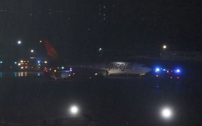 ಮುಂಬೈ ಮಳೆ: ಕೆಸರಲ್ಲಿ ಸಿಲುಕಿದ ಸ್ಪೈಸ್‌ಜೆಟ್ ವಿಮಾನ