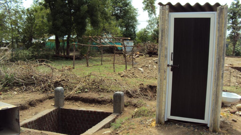 1,500 ಶೌಚಾಲಯಗಳನ್ನು ನಿರ್ಮಿಸಿ ಮಾದರಿಯಾದ ಯುವತಿಯರು