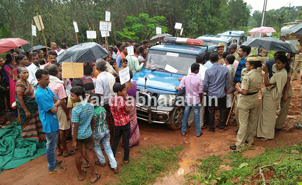 ಕಾನರ್ಪದಲ್ಲಿ ಮದ್ಯದಂಗಡಿ ಆರಂಭ : ಗ್ರಾಮಸ್ಥರಿಂದ ತೀವ್ರ ಪ್ರತಿಭಟನೆ