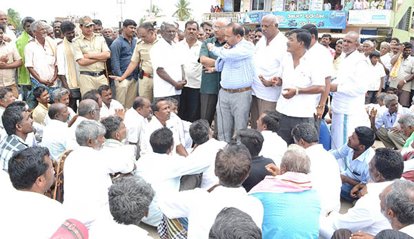 ಬಸರಾಳು ಹೋಬಳಿ ಕೆರೆಕಟ್ಟೆಗಳಿಗೆ ನೀರು ಹರಿಸಲು ಒತ್ತಾಯಿಸಿ ರಸ್ತೆತಡೆ