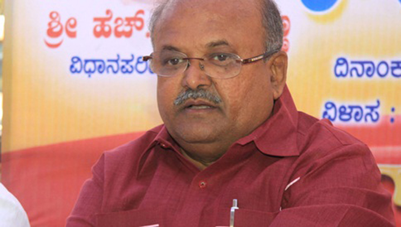 ಈಶ್ವರಪ್ಪರಿಗೆ ತಲೆ ಕೆಟ್ಟಿದೆ: ಸಚಿವ ರೇವಣ್ಣ ಟೀಕೆ