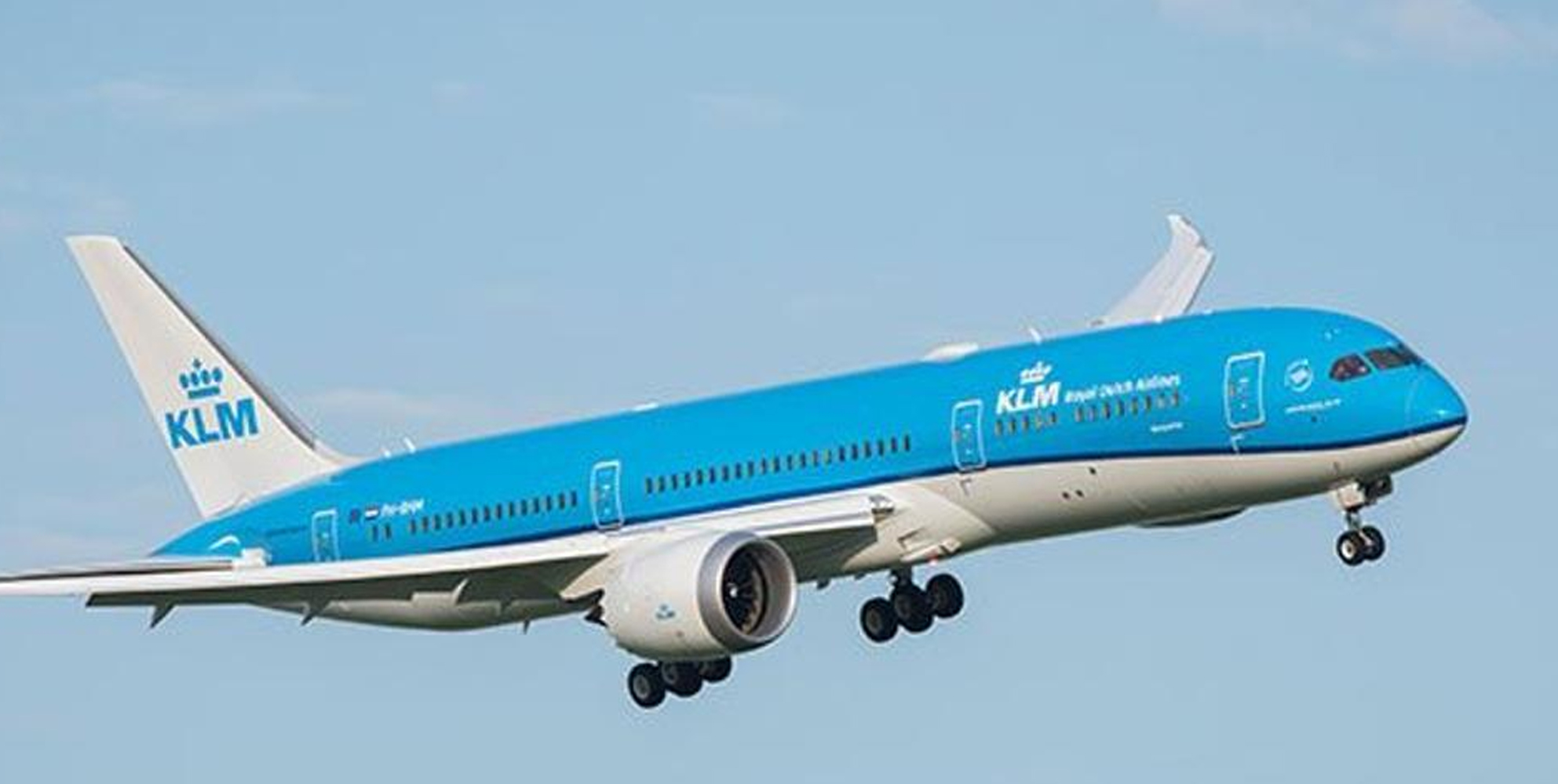 ಹಾರುತ್ತಿದ್ದ ವಿಮಾನದಿಂದ ಬಿದ್ದ ಅಡ್ಡಪಟ್ಟಿ; ಕಾರಿನ ಗಾಜು ಪುಡಿ