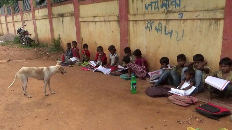 ಮಣ್ಣಿನ ರಸ್ತೆಯೇ ಬೆಂಚು, ಬೀದಿಯಲ್ಲೇ ತರಗತಿ!