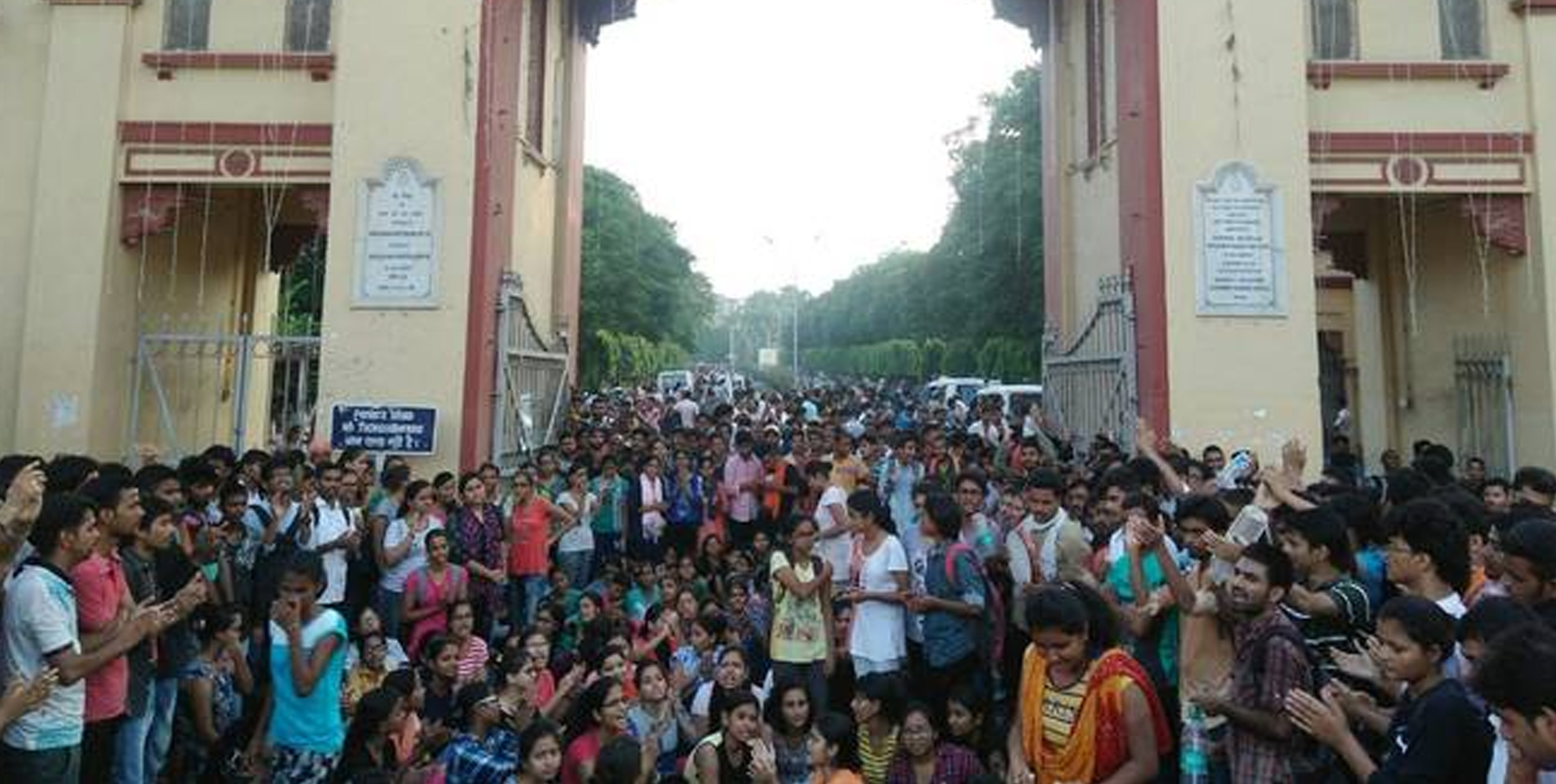 ವಿದ್ಯಾರ್ಥಿನಿಯರ ಮೇಲೆ ಲಾಠಿ ಪ್ರಹಾರ, ಅಶ್ರುವಾಯು ಪ್ರಯೋಗ,ಹಲವರಿಗೆ ಗಾಯ