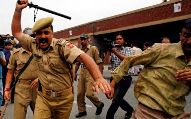 ಬಜರಂಗದಳ ಕಾರ್ಯಕರ್ತರ ಮೇಲೆ ಲಾಠಿ ಪ್ರಹಾರ ನಡೆಸಿದ ಪೊಲೀಸರು