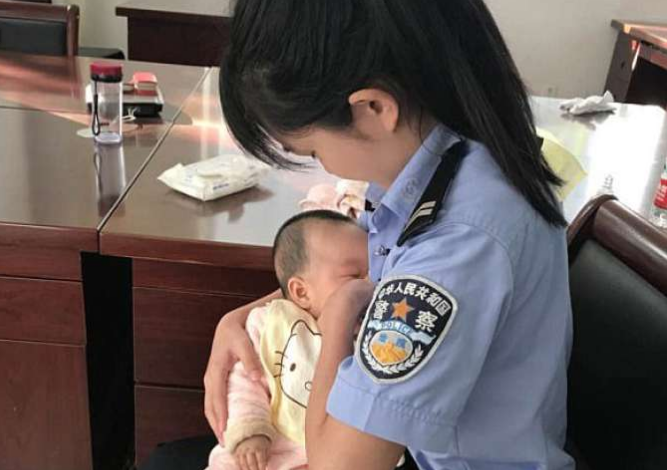 ತಾಯಿಯ ವಿಚಾರಣೆ ವೇಳೆ ಹಸಿದು ಅಳತೊಡಗಿದ ಮಗುವಿಗೆ ಎದೆಹಾಲುಣಿಸಿದ ಮಹಿಳಾ ಪೊಲೀಸ್