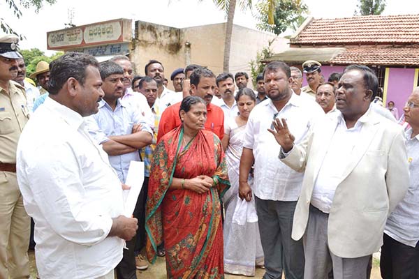 ಕ್ಷೌರ ನಿರಾಕರಣೆ ಪ್ರಕರಣ: ವಳೆಗೆರೆಹಳ್ಳಿಗೆ ಎಸ್ಟಿ, ಎಸ್ಟಿ ಆಯೋಗದ ಅಧ್ಯಕ್ಷರ ಭೇಟಿ