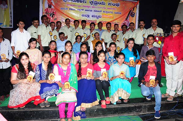 ಮಕ್ಕಳಿಗೆ ಮಹನೀಯರ ಜೀವನ ಚರಿತ್ರೆ ಓದಿಸುವ ಮೂಲಕ ಅವರನ್ನು ಸಾಧಿಸಲು ಪ್ರೇರೆಪಿಸಬೇಕು: ನ್ಯಾ.ಸಂಜೀವ್‍ ಕುಮಾರ್ .ವಿ