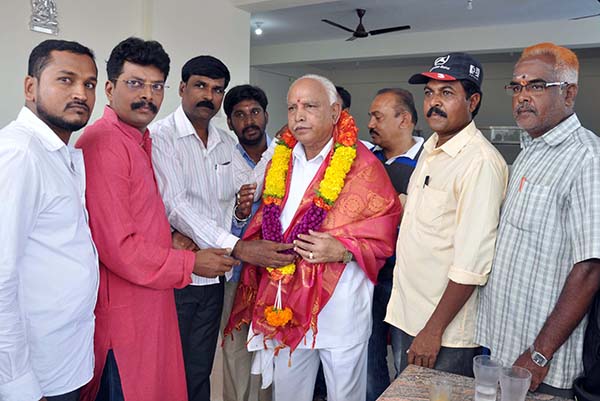 ಕೊಳ್ಳೇಗಾಲ : ಬಿಜೆಪಿ ಕಾರ್ಯಕರ್ತರಿಂದ ಯಡಿಯೂರಪ್ಪರಿಗೆ ಅಭಿನಂದನೆ