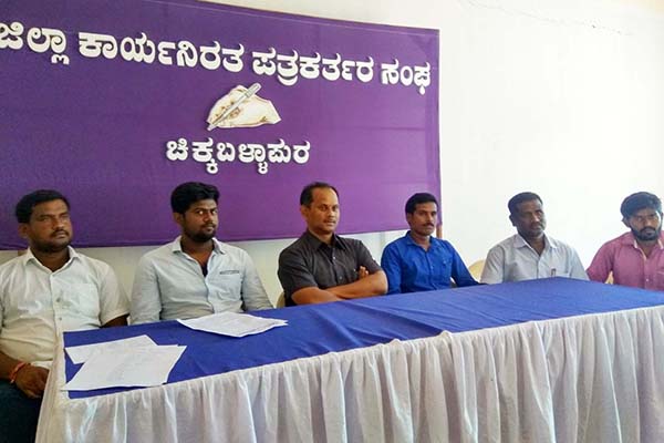 ಜನರನ್ನು ಮೂರ್ಖರನ್ನಾಗಿಸುವ ಜನಪ್ರತಿನಿಧಿಗಳು : ಹೇಮಚಂದ್ರ