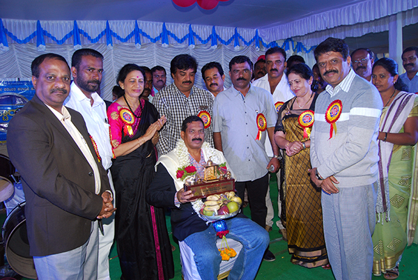 ಸುಂಟಿಕೊಪ್ಪ : ಪೊಲೀಸ್ ವರೀಷ್ಠಾಧಿಕಾರಿ ರಾಜೇಂದ್ರ ಪ್ರಸಾದ್ ಹಾಗೂ ಸ್ಪಂದನ್ ಎಸ್ ರೈ ಅವರಿಗೆ ಸನ್ಮಾನ