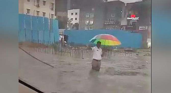 ಮೊಣಕಾಲಿನವರೆಗೆ ನೆರೆ ನೀರಿದ್ದರೂ ಟ್ರಾಫಿಕ್ ನಿರ್ವಹಿಸಿದ ಪೊಲೀಸ್