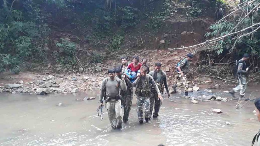 ಅಸ್ವಸ್ಥ ಬುಡಕಟ್ಟು ಮಹಿಳೆಯನ್ನು ಹೊತ್ತು 7 ಕಿ.ಮೀ. ನಡೆದ ಸಿಆರ್‌ಪಿಎಫ್ ಯೋಧರು