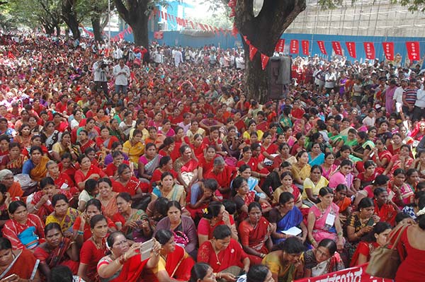 ಕನಿಷ್ಠ ಕೂಲಿ, ಸಮಾನ ಕೆಲಸಕ್ಕೆ ಸಮಾನ ವೇತನಕ್ಕೆ ಆಗ್ರಹಿಸಿ ಕಾರ್ಮಿಕರ ಬೃಹತ್ ಪ್ರತಿಭಟನೆ