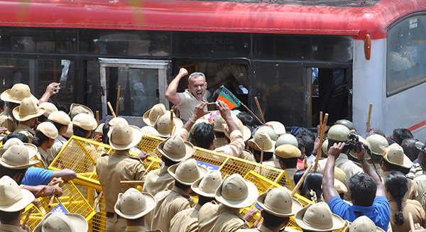ಹೇಮಾವತಿ ನೀರಿಗಾಗಿ ಡಿಸಿ ಕಚೇರಿ ಮುತ್ತಿಗೆ ಯತ್ನ: ಬಿಜೆಪಿ ಕಾರ್ಯಕರ್ತರ ಬಂಧನ, ಬಿಡುಗಡೆ