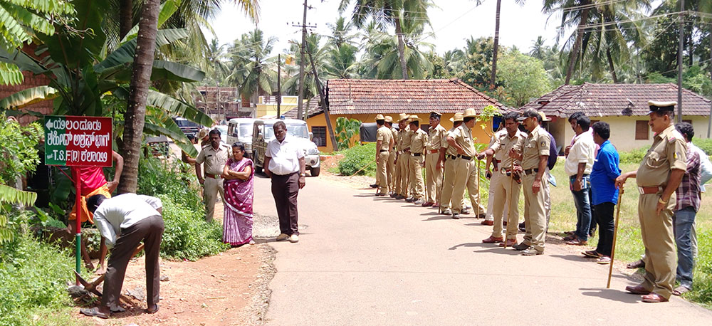 ಅಶ್ರಫ್ ಕಲಾಯಿ ಸ್ಮರಣಾರ್ಥ ಅಳವಡಿಸಿದ್ದ ನಾಮಫಲಕ ತಹಶೀಲ್ದಾರ್ ನೇತೃತ್ವದಲ್ಲಿ ತೆರವು
