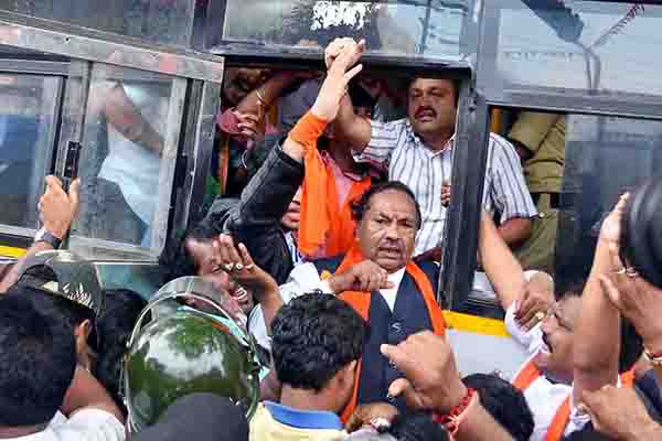 ಜಿಲ್ಲಾಡಳಿತದ ನಿರ್ಬಂಧ ಉಲ್ಲಂಘಿಸಿ ಬೈಕ್ ರ್ಯಾಲಿಗೆ ಯತ್ನ: ಮುಖಂಡರ ಬಂಧನ