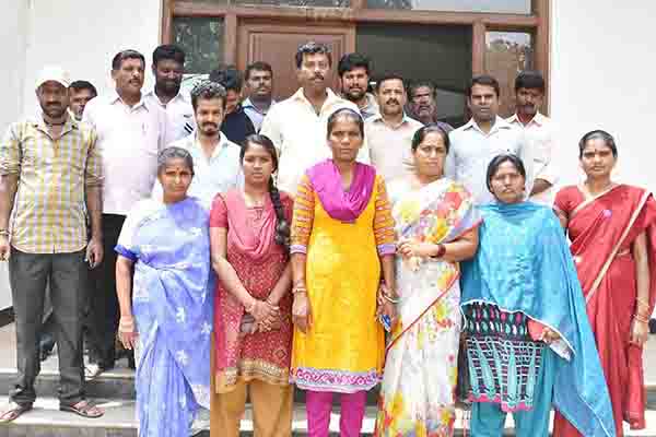 ಮದ್ಯದಂಗಡಿ ತೆರೆಯಲು ಅನುಮತಿ ನೀಡದಂತೆ ಆಗ್ರಹಿಸಿ ಗ್ರಾಮಸ್ಥರ ಧರಣಿ