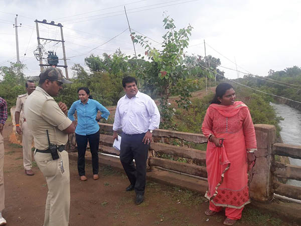 ಹೇಮಾವತಿ ನಾಲೆಗೆ ಜಿಲ್ಲಾಧಿಕಾರಿ ಮೋಹನ್‍ ರಾಜ್ ಭೇಟಿ, ಪರಿಶೀಲನೆ