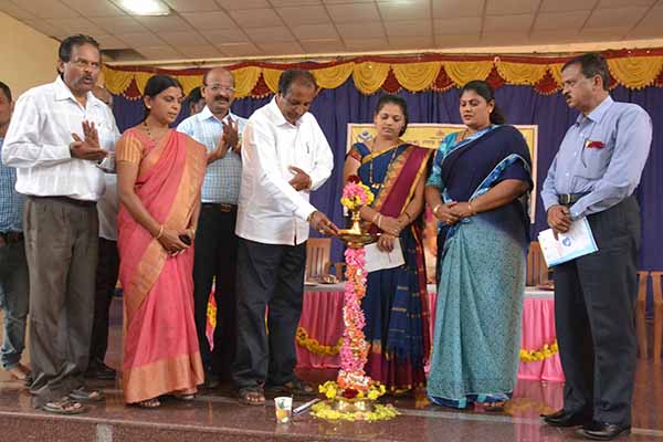 ಕೊಳೆಗೇರಿಗಳ ಮನೆಗಳಿಗೆ ತೆರಳಿ ಮನವೊಲಿಸಿ ಸಾಕ್ಷರರನ್ನಾಗಿಸಿ: ಅನಿತಾಬಾಯಿ