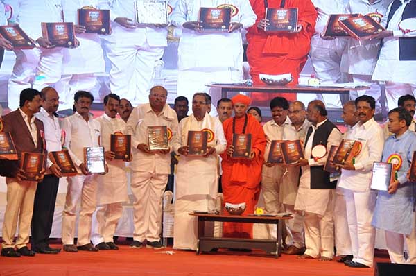 ಸಿದ್ದರಾಮಯ್ಯ ಮೌಢ್ಯ ವಿರೋಧಿ ಕಾನೂನು ತರಲು ಶ್ರಮಿಸುತ್ತಿದ್ದಾರೆ: ಡಾ.ಶಿವಮೂರ್ತಿ ಮುರುಘಾ ಶರಣರು