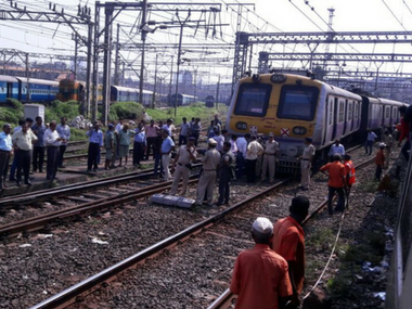 ಮುಂಬೈನಲ್ಲಿ ಹಳಿ ತಪ್ಪಿದ ಸ್ಥಳೀಯ ರೈಲು