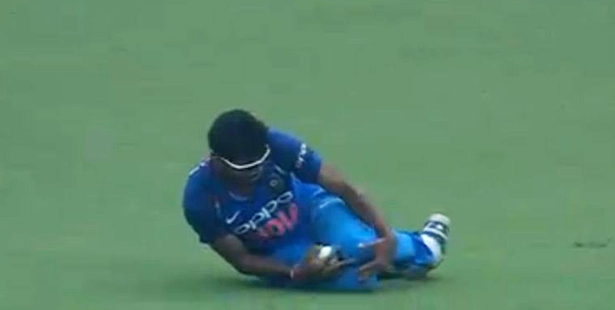 ಸುಲಭದ ಕ್ಯಾಚ್ ಕಷ್ಟಕರವಾಗಿ ಪಡೆದ ಬುಮ್ರಾ!