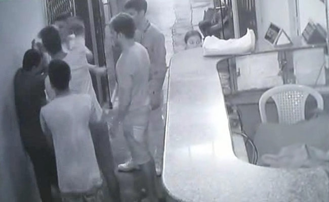 ಗನ್ ಪಾಯಿಂಟ್ ನಲ್ಲಿ ವೈದ್ಯರನ್ನು ಬೆದರಿಸಿ ಗೆಳೆಯನಿಗೆ ಚಿಕಿತ್ಸೆ ನೀಡಲು ಒತ್ತಾಯಿಸಿದ ಗುಂಪು!