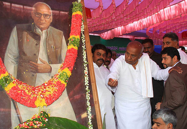 ಕಚೇರಿಗಳಲ್ಲಿ ಗಾಂಧಿ ಬದಲಿಗೆ ದೀನದಯಾಳ್ ಭಾವಚಿತ್ರವೇ ಪ್ರಧಾನಿ ಮೋದಿ ಕೊಡುಗೆ: ದೇವೇಗೌಡ