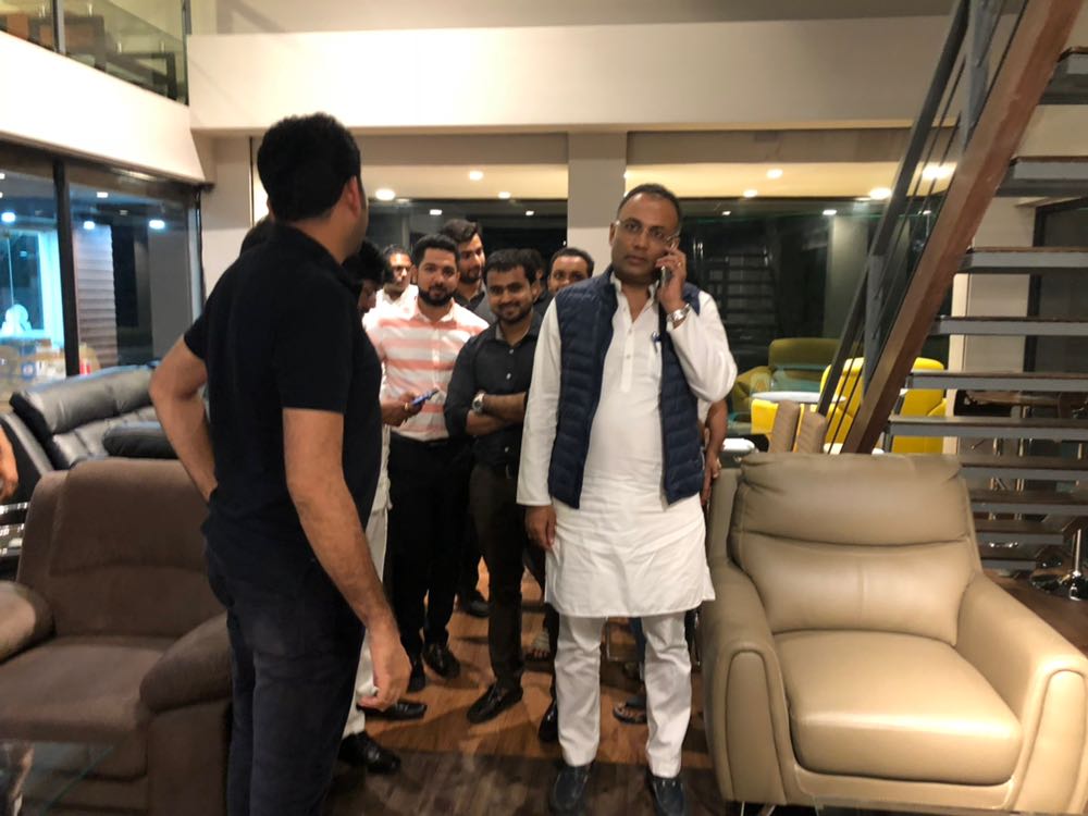 ‘ಹೋಮ್ ಪ್ಲಸ್’ ಶೋರೂಂಗೆ ದಿನೇಶ್ ಗುಂಡೂರಾವ್ ಭೇಟಿ