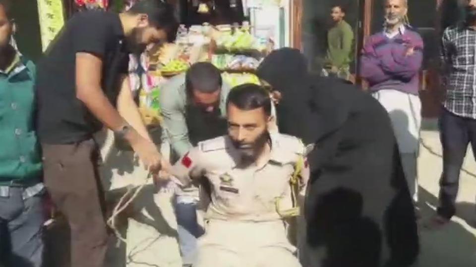 ಕುರ್ಚಿಗೆ ಕಟ್ಟಿ ಹಾಕಿ ಪೊಲೀಸ್‌ಗೆ ಥಳಿತ