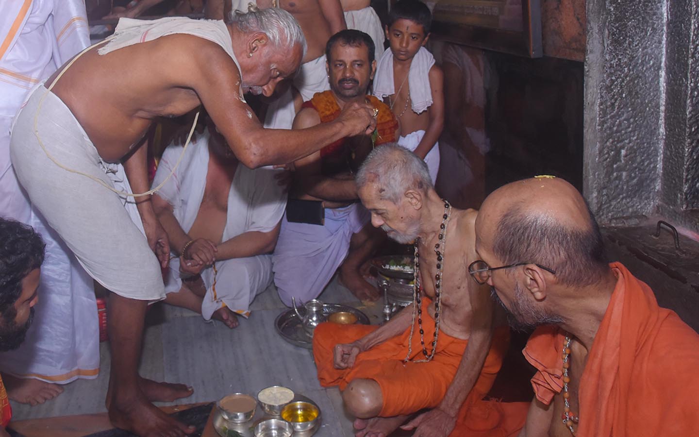 ದೀಪಾವಳಿ ಸಂಭ್ರಮ: ಶ್ರೀಕೃಷ್ಣಮಠದಲ್ಲಿ ಸ್ವಾಮೀಜಿಗಳ ತೈಲಶಾಸ್ತ್ರ