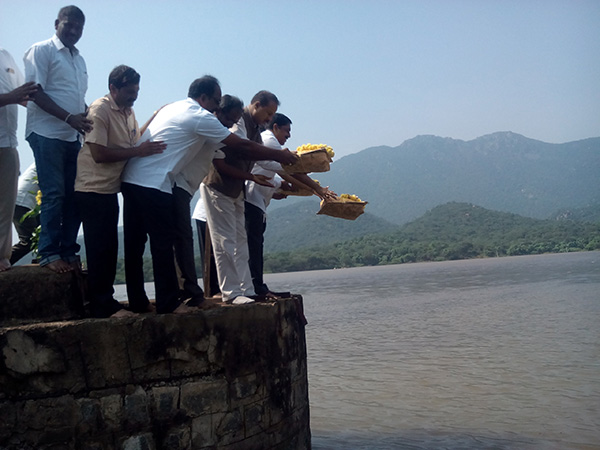 ಗೋಪಿನಾಥ ಜಲಾಶಯಕ್ಕೆ ಸಂಸದ ದ್ರುವನಾರಯಣ್ ಬಾಗಿನ ಅರ್ಪಣೆ