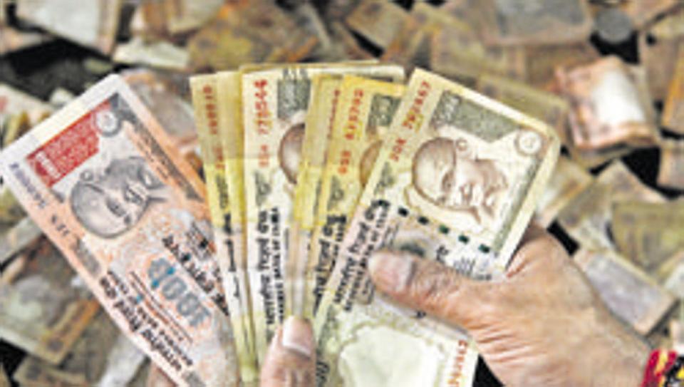 ಜವಳಿ ಉದ್ಯಮಿಯ ನಿವಾಸದಲ್ಲಿ 17 ಲ.ರೂ.ಗಳ ಹಳೆಯ ನೋಟುಗಳು ಪತ್ತೆ