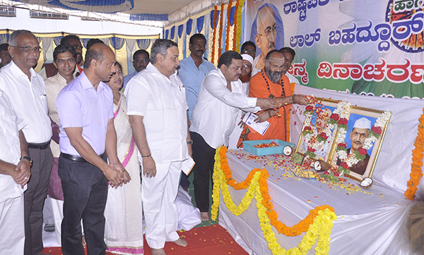 ಗಾಂಧೀಜಿಯವರ ಆದರ್ಶ ಜೀವನ ಇಂದಿನ ಯುವ ಜನಾಂಗಕ್ಕೆ ದಾರಿದೀಪ: ಸಚಿವ ಮಲ್ಲಿಕಾರ್ಜುನ