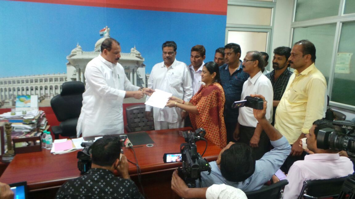 ಪರಿಹಾರಧನದ ಚೆಕ್ ವಿತರಣೆ