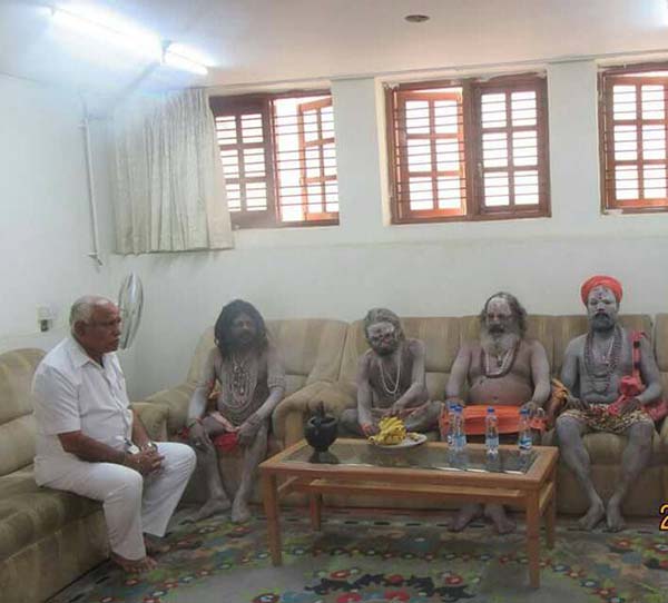 ಇಷ್ಟಾರ್ಥ ಸಿದ್ಧಿಗಾಗಿ ಯಡಿಯೂರಪ್ಪರಿಂದ ನಾಗಸಾಧುಗಳ ಗುಪ್ತ ಭೇಟಿ