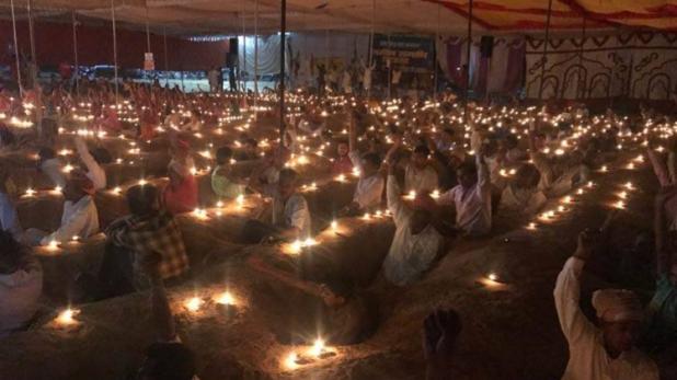 ಮಣ್ಣಿನಡಿ ಅರ್ಧ ಹೂತುಕೊಂಡೇ ಹಣತೆ ಹಚ್ಚಿದರು