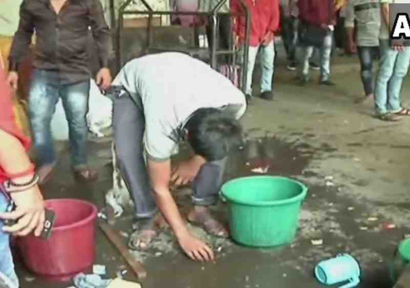 ಮುಂಬೈ:  ರೈಲ್ವೆ ನಿಲ್ದಾಣಗಳ ಸ್ಟಾಲ್‌ಗಳಲ್ಲಿ ಎಂಎನ್‌ಎಸ್ ಕಾರ್ಯಕರ್ತರಿಂದ ದಾಂಧಲೆ