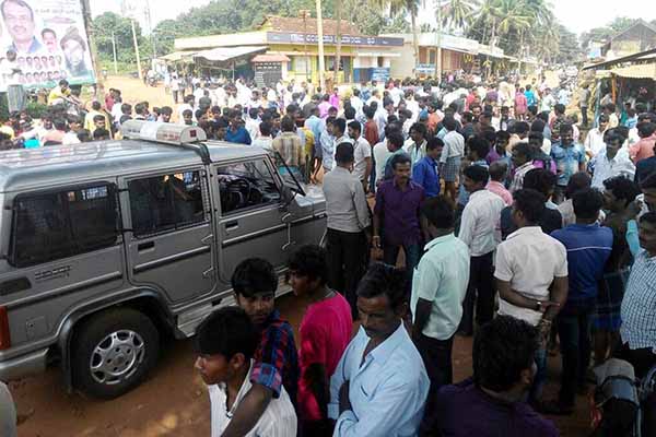 ಹೋರಿ ಬೆದರಿಸುವ ಸ್ಪರ್ಧೆಗೆ ತಡೆ: ಪೊಲೀಸರ ಮೇಲೆ ಕಲ್ಲು ತೂರಾಟ; ಹಲವರಿಗೆ ಗಾಯ