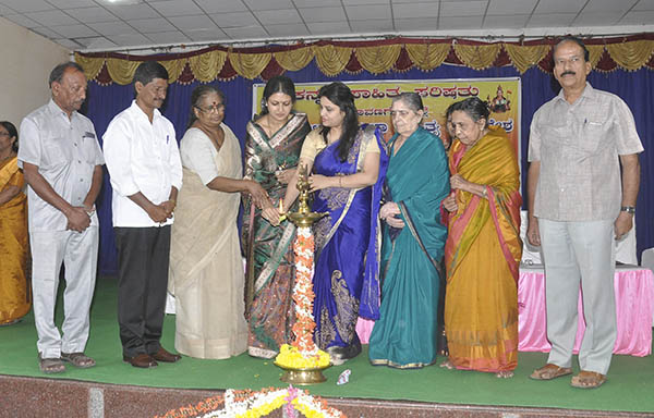 ಹೇರಲ್ಪಟ್ಟಿರುವ ಕಟ್ಟುಪಾಡುಗಳಿಂದ ಮಹಿಳೆಯರು ಹೊರಬರಬೇಕು: ರೂಪಾ