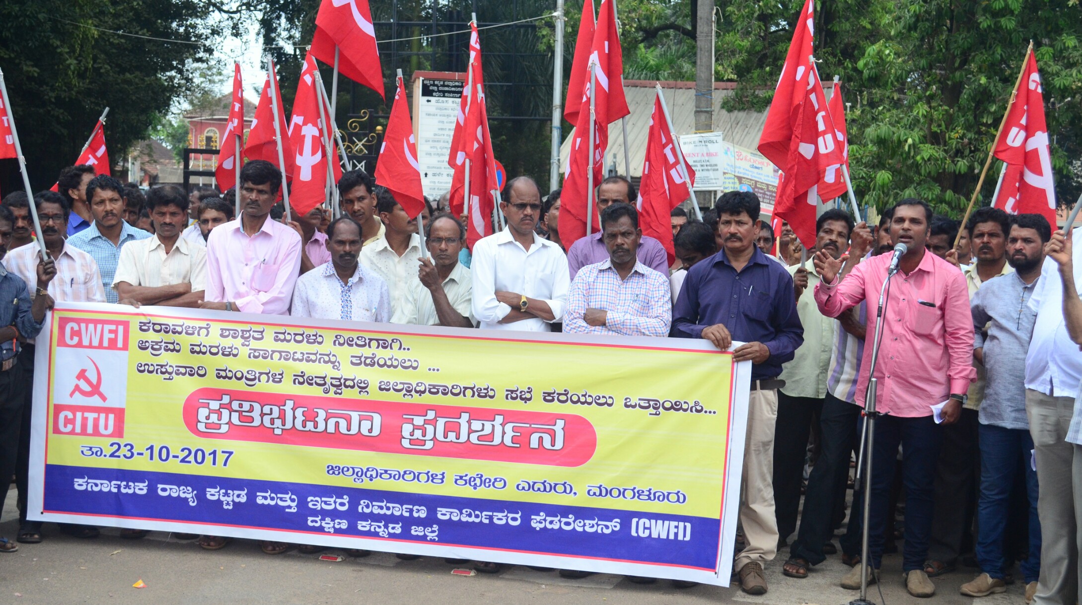 ಅಕ್ರಮ ಮರಳು ಸಾಗಾಟ ತಡೆಗಟ್ಟಲು ಒತ್ತಾಯಿಸಿ ಧರಣಿ