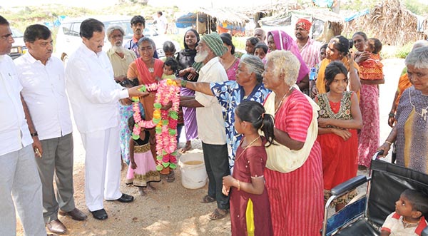 ಹಕ್ಕಿಪಿಕ್ಕಿ ಕಾಲನಿಗೆ ಮೂಲಭೂತ ಸೌಕರ್ಯ ಒದಗಿಸಲು ಒತ್ತಾಯಿಸಿ ಸಂಸದರಿಗೆ ಮನವಿ