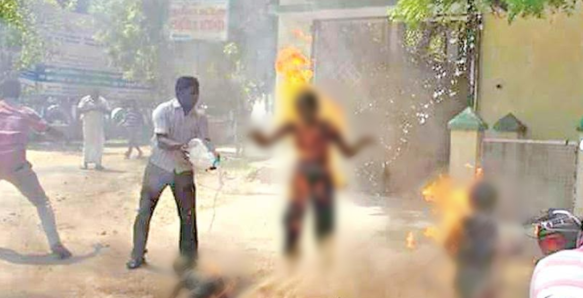 ಡಿಸಿ ಕಚೇರಿ ಮುಂಭಾಗ ಬೆಂಕಿ ಹಚ್ಚಿಕೊಂಡ ಕುಟುಂಬ: ಮೂವರ ಸಾವು