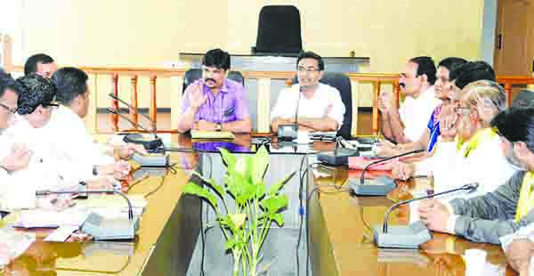 ಬೆಳೆ ಸಮೀಕ್ಷೆ ಕಾರ್ಯ ತ್ವರಿತಗೊಳಿಸಿ: ಅಧಿಕಾರಿಗಳಿಗೆ ಡಿಸಿ ಲೋಕೇಶ್ ಸೂಚನೆ