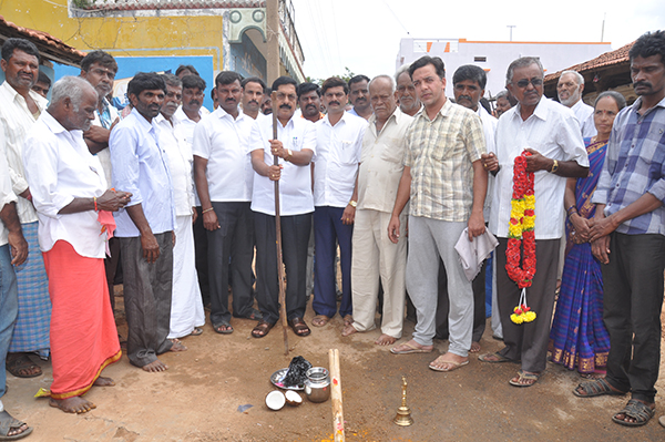 ಕೊಳ್ಳೇಗಾಲ: 25 ಲಕ್ಷ ರೂ. ವೆಚ್ಚದ ಸಿಸಿ ರಸ್ತೆ, ಚರಂಡಿ ಕಾಮಗಾರಿಗೆ ಶಾಸಕ ಆರ್.ನರೇಂದ್ರ ಚಾಲನೆ